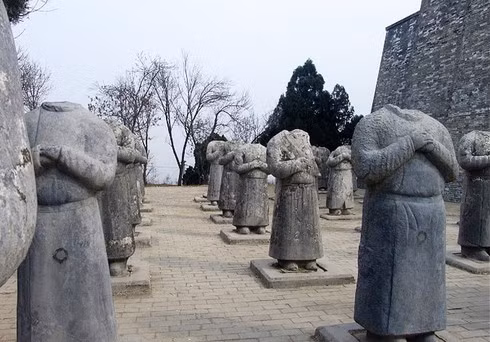 Đời Ngũ Đại, thứ sử Diệu Châu là Ôn Đạo, một vị quan lớn, đã huy động binh sĩ đào hơn 10 lăng mộ nhà Đường, thu được cả núi châu báu, giàu có không kể xiết.