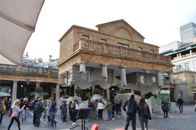 ##sc### Tòa nhà này nhìn rất bình thường trừ những cột chống. 