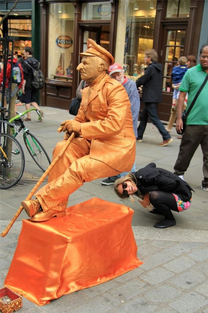 ##sc### Ngồi được như thế này chắc phải là bậc thầy về Yoga. 