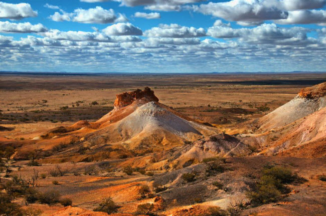 8. Thị trấn Coober Pedy, Australia: Thị trấn hẻo lánh nhất ở Australia nổi tiếng với những ngôi nhà được xây dựng dưới lòng đất, cho phép người dân tránh khí hậu nắng nóng và bão cát xảy ra thường xuyên ở đây. Thị trấn cũng được coi là thủ đô opal của thế giới vào những đầu thế kỷ 20. 