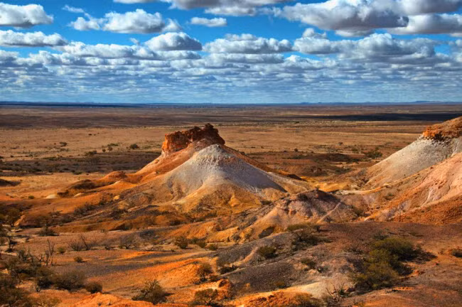 8. Thị trấn Coober Pedy, Australia: Thị trấn hẻo lánh nhất ở Australia nổi tiếng với những ngôi nhà được xây dựng dưới lòng đất, cho phép người dân tránh khí hậu nắng nóng và bão cát xảy ra thường xuyên ở đây. Thị trấn cũng được coi là thủ đô opal của thế giới vào những đầu thế kỷ 20. 