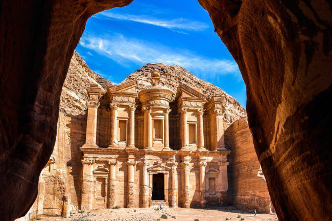 3. Thành phố cổ Petra, Jordan: Thành phố cổ Petra là một kỳ quan thế giới và được coi là tài sản vô giá của Jordan, với những công trình được tạc trên vách núi cách đây hơn 2.000 năm bởi những người du mục Nabataean. Petra cũng từng là trung tâm giao thương giàu có, kết nối phương Đông và phương Tây.