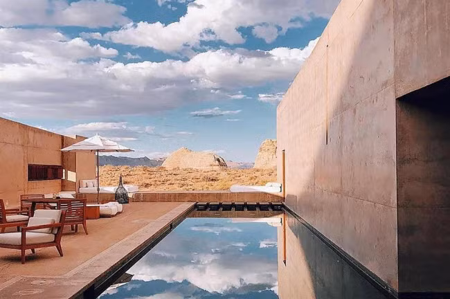 12. Khu nghỉ dưỡng Amangiri, Mỹ: Khu nghi dưỡng sang trọng ở bang Utah được bao quanh bởi những dãy núi nguyên sơ hàng triệu năm. Từ khách sạn này, du khách có thể dễ dàng di chuyển tới các thắng cảnh nổi tiếng như hẻm núi Grand Canyon, vườn quốc gia Zion và hẻm núi Bryce Canyon.