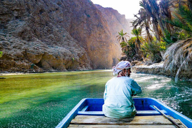 2. Ốc đảo Wadi Shab, Oman: Ốc đảo Wadi Shab nằm trong một hang động gần thành phố thủ đô Muscat ở Oman. Người dân và du khách nước ngoài tới đây khám phá thiên nhiên, bơi trong hồ nước mát, tắm dưới thác trong hang động hay tổ chức tiệc ngoài trời.