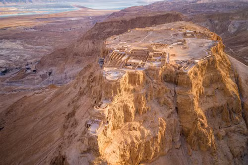 1. Pháo đài Masada, Israel: Công trình cũng được UNESCO công nhận là di sản thế giới. Du khách có thể đi bộ lên pháo đài cổ hoặc di chuyển bằng cáp treo.Pháo đài cổ nằm ở giữa sa mạc Judaean với tầm nhìn tuyệt đẹp ra xung quanh. Được xây dựng bởi nhà vua Herod vào năm 30 trước công nguyên, Masada là một trong những di tích khảo cổ học quan trọng nhất ở Israel. 