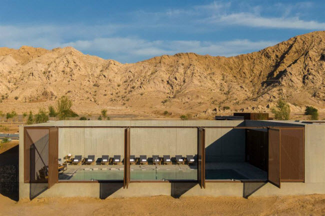9. Khách sạn Al Faya Lodge, UAE: Khách sạn và spa 5 sao được xây dựng ở giữa sa mạc Sharjah. Công trình ban đầu là một phòng khám y tế và cửa hàng tạp hóa cách đây khoảng 50 năm, trước khi được cải tạo thành khu nghỉ dưỡng sang trọng. Khách sạn có bể bơi ngoài trời và các phòng ngủ có trần trong suốt, để du khách có thể ngắm sao vào ban đêm.
