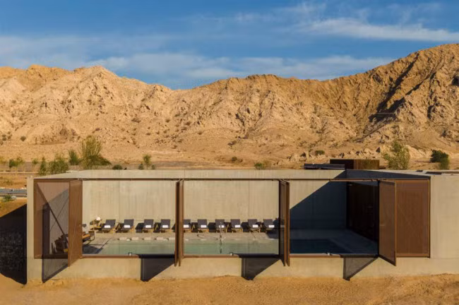 9. Khách sạn Al Faya Lodge, UAE: Khách sạn và spa 5 sao được xây dựng ở giữa sa mạc Sharjah. Công trình ban đầu là một phòng khám y tế và cửa hàng tạp hóa cách đây khoảng 50 năm, trước khi được cải tạo thành khu nghỉ dưỡng sang trọng. Khách sạn có bể bơi ngoài trời và các phòng ngủ có trần trong suốt, để du khách có thể ngắm sao vào ban đêm.