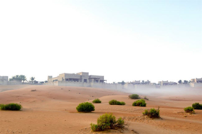 10. Khu nghỉ dưỡng Qasr Al Sarab, Abu Dhabi: Khu nghỉ dưỡng Qasr Al Sarab trông như bối cảnh trong một bộ phim viễn tưởng. Công trình được xây dựng với kiến trúc giống pháo đài cổ trên sa mạc trên sa mạc Liwa, với một ốc đảo bên trong. Tại đây, du khách có thể tham gia nhiều hoạt động như tập yoga lúc bình minh, đạp xe địa hình, cưỡi lạc đà…