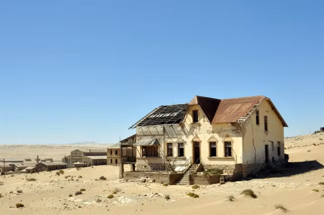 15. Thị trấn Kolmanskop, Namibia: Kolmanskop từng là một trong những thị trấn giàu có nhất thế giới nhờ có các mỏ kim cương được phát hiện vào đầu thế kỷ 20. Những nơi đây đã bị bỏ hoang vào năm 1965, khi những khai thác mỏ bỏ đi. Sau gần 60 năm hoang phế, thị trấn Kolmanskop hiện trở thành địa điểm du lịch hấp dẫn trên sa mạc Namib. 