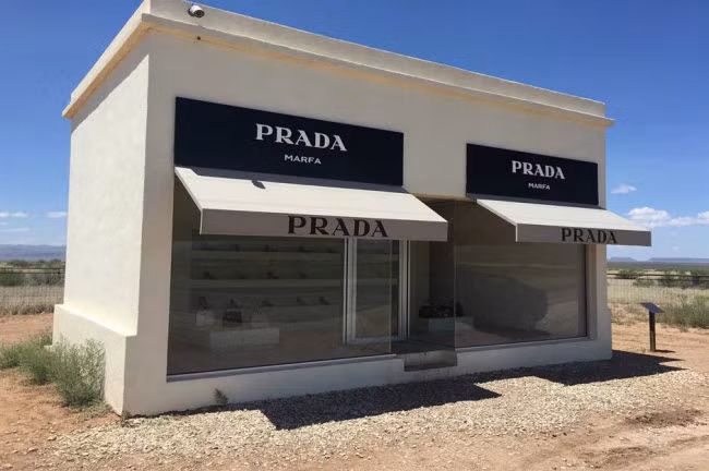 16. Cửa hàng Prada Marfa, Mỹ: Du khách không nghĩ có thể tìm thấy một cửa hàng Prada giữa sa mạc ở bang Texas, nhưng một nghệ sĩ đã biến điều đó thành hiện thực bằng tác nghệ thuật sắp đặt mang tên Prada Marfa.