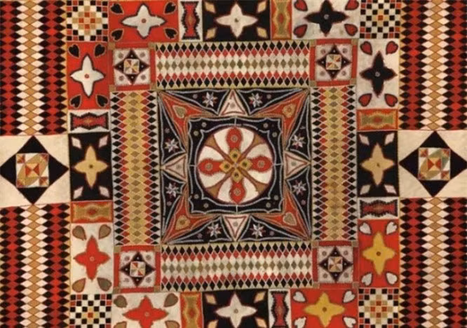 : 2. Đồ thủ công của người lính: Những tấm mền độc đáo này do bàn tay người lính làm ra và đặc biệt đây chắc hẳn là lần đầu tiên họ cầm kim và chỉ. Ban đầu người ta nghĩ rằng những người lính làm những chăn này khi ở trong các bệnh viện. Tuy nhiên, các nghiên cứu mới nhất cho thấy chúng đã được tạo ra trên chiến trường trong thời gian ngắn ngủi giữa các cuộc chiến quyết liệt. Các tấm mền tuyệt vời in dấu nghệ thuật trong chiến tranh đã được trưng bày vào năm 2017. 