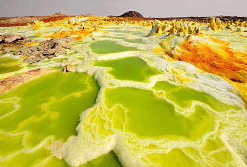 Theo CNBC, thị trấn Dallol (Ethiopia), nơi có khí hậu khắc nghiệt bậc nhất Trái Đất, cũng là địa điểm khách du lịch yêu thích khám phá. Vùng thủy nhiệt đầy màu sắc này có các mỏ muối, suối nước nóng chứa axit và suối phun tạo cảnh quan thiên nhiên độc nhất vô nhị. Ảnh: Pascal Boegli.