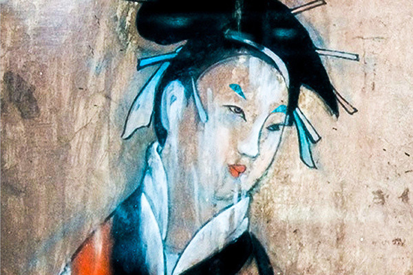 br/> Lông mày nhiều màu: Trên khuôn mặt của con người, lông mày có lẽ là đặc điểm gánh chịu nhiều ý kiến trái chiều nhất khi nói đến tiêu chuẩn sắc đẹp. Ví dụ, ở Hy Lạp cổ đại, lông mày dày đến nối gần như dính vào nhau được cho là mốt. Nhưng phụ nữ Trung Quốc cổ xưa còn đi xa hơn với mốt lông mày nhiều màu. Để chạy theo mốt, những người phụ nữ phải cạo lông mày cũ và vẽ lông mày mới bằng thứ mực đắt tiền. Hình dạng có thể thay đổi từ dài và mỏng đến ngắn đến dày. Tuy nhiên, xu hướng này đã không tồn tại lâu dài và lông mày tự nhiên sau đó trở nên phổ biến trở lại. 