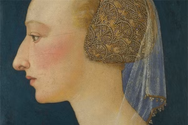  Trán cao: Theo các nhà sử học, vào cuối thế kỷ thứ mười bốn, Nữ hoàng Isabeau của Bavaria đã đặt ra xu hướng cho trán cao, cổ dài và mỏng. Để tuân theo các tiêu chuẩn sắc đẹp này, phụ nữ sẽ cạo tóc trên trán, búi tóc cao và thậm chí sẽ loại bỏ lông mày. 