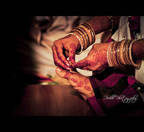 ##s### Cô dâu mang nhẫn vào ngón chân thay vì tay: Trên thế giới, thông thường cô dâu sẽ mang nhẫn vào ngón áp út trong đám cưới, nhưng cô dâu theo đạo Hindu sẽ sử dụng Bichiya, một loại nhẫn cưới truyền thống, để mang vào chân. Chiếc nhẫn được làm hoàn toàn bằng bạc sẽ được đeo vào bàn chân trái, ở ngón kề với ngón cái. Chú rể chính là người giúp cô dâu đeo vật đính ước vào chân. Đối với người Hindu, đây là dấu hiệu để nhận biết một người phụ nữ đã kết hôn. 