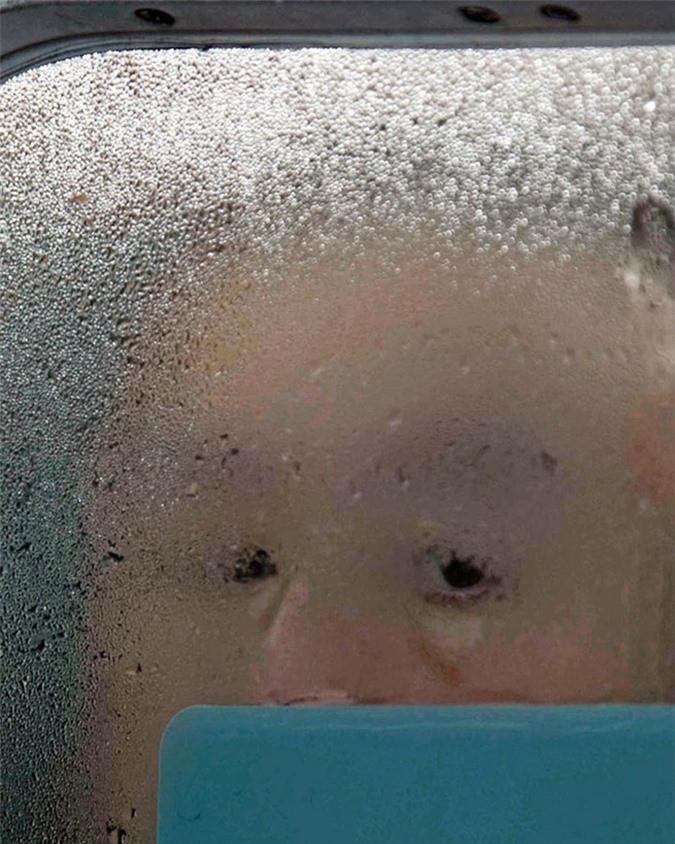 ##sc### Sau vụ tấn công đó, nhiếp ảnh gia Michael Wolf đã giành nhiều năm để trải nghiệm cuộc sống của một người thường xuyên đi tàu điện ngầm ở Tokyo với chiếc máy ảnh trong tay. 