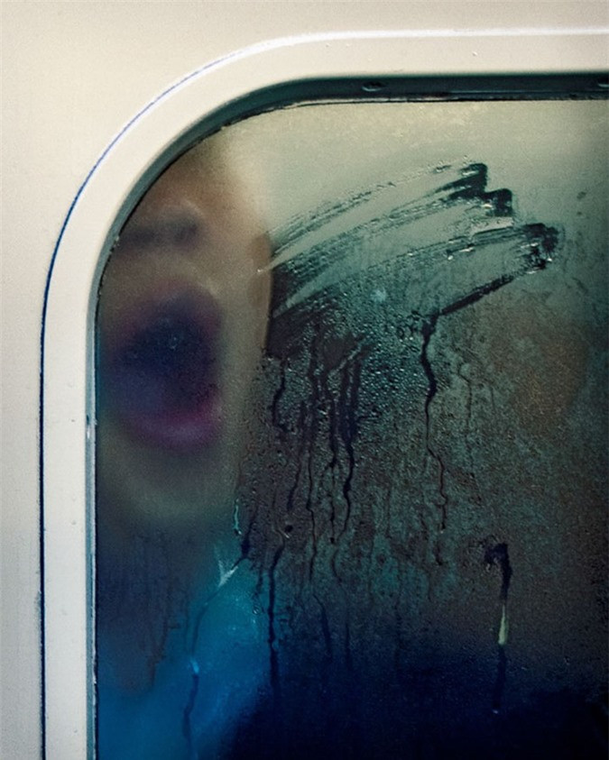 ##sc### Chia sẻ ngắn gọn về bộ ảnh này với kênh CNN, Michael Wolf cho rằng: “bạn sống như một con cá mòi bị lèn chặt trong hộp. Thật là kinh khủng. Đó không phải là một lối sống tốt đẹp. Trông giống như chuyến đi trong địa ngục”. 