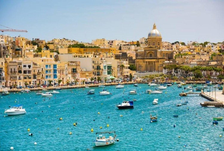 br/> 1. Malta: Malta là một hòn đảo nhỏ nằm trong 7 hòn đảo ở biển Địa Trung Hải. Diện tích của nước này chỉ có 316 km2, dân số khoảng 4,5 triệu người. Năm 1964, Malta được giải phóng sau khi bị cai trị bởi người La Mã, Pháp. Anh. Rất nhiều du khách châu Âu muốn ghé đến Malta để tìm hiểu về lịch sử của hòn đảo này. 