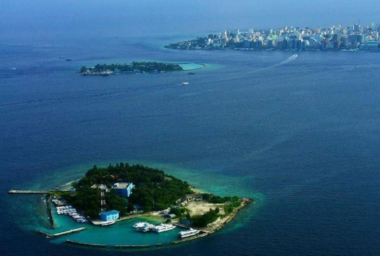 2. St. Kitts và Nevis: Liên bang Saint Kitts và Nevis là một đảo quốc nằm trong quần đảo Leeward, Tây Ấn. 2 hòn đảo xinh đẹp nổi bật giữa biển Caribbean được phát hiện vào năm 1498 bởi Christopher Columbus. Năm 1983, tổng diện tích của đất nước này là 261 km2, trong đó St. Kitts trải rộng trên 168 km2 và Nevis chỉ là 93 km2. Tổng dân số của đất nước này là khoảng 50.000 người. 