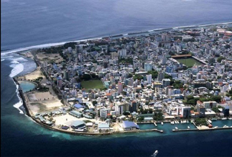 6. Tuvalu: Tuvalu là một quốc đảo Polynesia nằm giữa Hawaii và Úc ở Thái Bình Dương. Đất nước này được tạo thành từ 4 hòn đảo. Độc lập với người Anh vào năm 1978, Tuvalu có dân số khoảng 12.000 người. Ngôn ngữ chính thức ở đây là tiếng Tuvaluyai và tiếng Anh. 