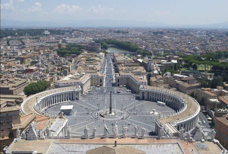 9. Vatican: Tên chính thức của nước này là thành quốc Vatican, quốc gia trải rộng có chủ quyền với lãnh thổ bao gồm một vùng đất có tường bao kín nằm trong lòng thành phố Roma, Ý. Đây là một quốc gia linh thiêng, vì nơi này có nhà thờ Công giáo lớn nhất thế giới. Quốc gia nhỏ bé này cũng có một tuyến đường sắt chỉ dài 1,27 km, và được xem là hệ thống đường sắt nhỏ nhất trên thế giới.
