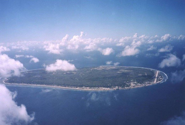 7. Nauru: Nauru có diện tích 21km2, là quốc đảo nhỏ nhất thế giới, dân số chi vỏn vẹn 9.000 người. Trong những năm 60 và 70, thu nhập chính của đất nước này là từ khai thác phốt phát, nhưng do khai thác quá mức nên mọi thứ đã cạn kiệt. 