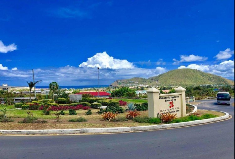 3. Micronesia: Micronesia là một trong 3 khu vực văn hóa ở Thái Bình Dương cùng với Melanesia về phía nam và Polynesia về phía đông. Nơi này cũng được gọi là đất nước của hàng ngàn hòn đảo. Dân số của đất nước này tính tới thời điểm giải phóng vào năm 1986 là khoảng 62.000 người. Quốc gia nhỏ bé này cũng có hiến pháp và cờ riêng. Tuy nhiên, tiền tệ ở đây là đô la Mỹ. 