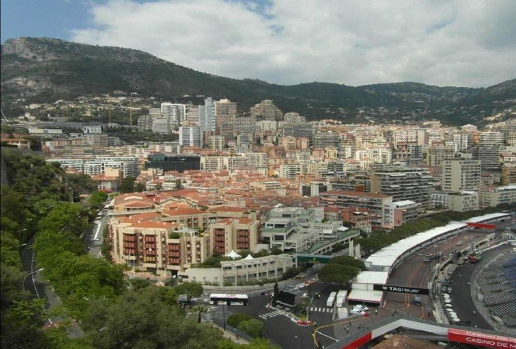 8. Monaco: Diện tích của nước Monaco chỉ có 2km2, dân số 40.000 người. Mặc dù diện tích rất nhỏ nhưng đây là một trong những quốc gia giàu có nhất thế giới, có rất nhiều triệu phú đô la sinh sống tại đây. 