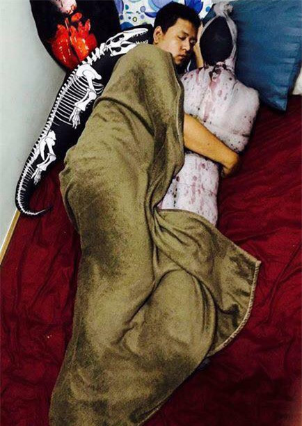  Thành viên có nickname M. chia sẻ: "Ai đang mơ thấy ác mộng, mở mắt ra thấy nó xong tắt thở!". Bạn T.N thì hài hước: "Đêm hôm mắt nhắm mắt mở dậy thấy nó mắt chớp chớp xong thè lưỡi ra thì..." 