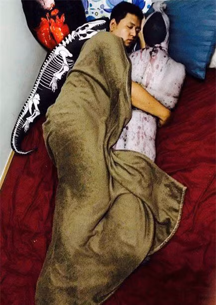  Thành viên có nickname M. chia sẻ: "Ai đang mơ thấy ác mộng, mở mắt ra thấy nó xong tắt thở!". Bạn T.N thì hài hước: "Đêm hôm mắt nhắm mắt mở dậy thấy nó mắt chớp chớp xong thè lưỡi ra thì..." 