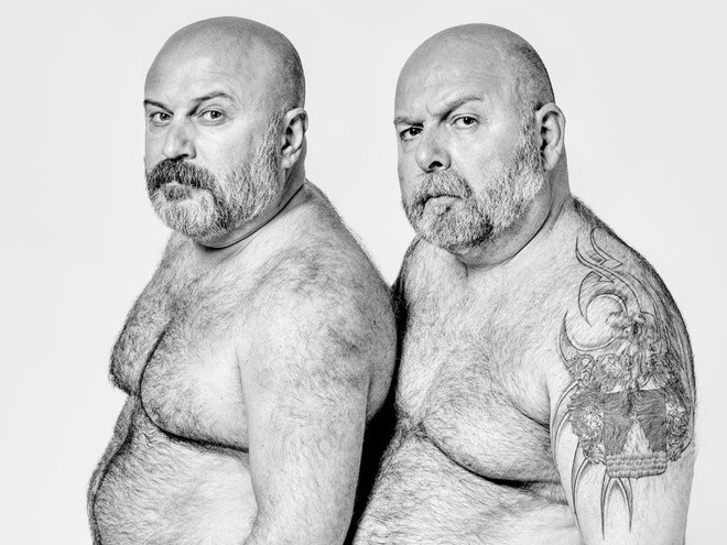 hững câu chuyện, truyền thuyết về hiện tượng song trùng (doppelganger), hai người không có quan hệ ruột thịt hay họ hàng gì lại giống nhau một cách lạ kỳ, vẫn là bí ẩn, luôn thu hút sự tò mò của nhiều người. Thông qua bộ ảnh "I’m not a look-alike", nhiếp ảnh gia người Canada Francois Brunelle muốn đi tìm câu trả lời cho chính mình.