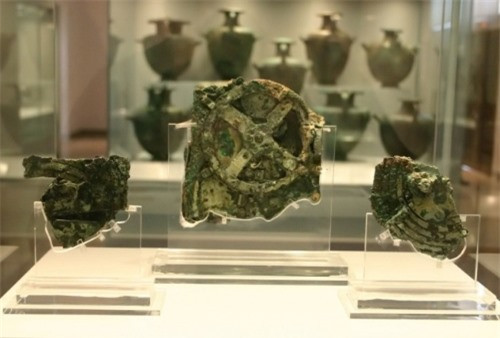  6. Thiết bị cơ khí Antikythera: Đây là một trong những cơ chế được tính toán lâu đời nhất từng được biết đến, hay có thể gọi là máy tính đầu tiên trong lịch sử nhân loại. Nó được cấu tạo, thiết kế và vận hành với những quy tắc rất phức tạp. Sau nhiều thập kỷ nghiên cứu, các nhà sử học xác định rằng thiết bị này được vận hành để chỉ ra vị trí của Mặt Trăng và Mặt Trời, cũng như sự chuyển động của các hành tinh trên bầu trời Trái Đất. Ngoài ra nó còn có thể dự báo được Nhật thực, Nguyệt thực, hay các sự kiện trên hành tinh như Thế vận hội. Tuy nhiên, sự tồn tại của nó trong các nền văn minh cổ đại thật sự là một vấn đề không tưởng, nó quá phức tạp để có thể tồn tại trong thời kỳ đó. 