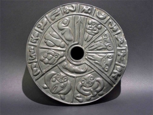  5. Đĩa gene di truyền: Đây là một tác phẩm nghệ thuật miêu tả lại các quá trình mà những nhà khoa học hiện đại chỉ có thể thấy được khi quan sát qua kính hiển vi. Đặc biệt hơn, những hình ảnh trên chiếc đĩa này không hẳn là tả lại sự hình thành phôi người, mà là sự tạo thành một đầu người. Đĩa được tạo từ một loại vật liệu đặc biệt, rất cứng và bền chắc, không ai có thể hiểu được cách sản xuất ra nó, và càng rất khó để đưa ra giả thuyết một xã hội cổ đại nào đã tạo ra và sử dụng nó. 