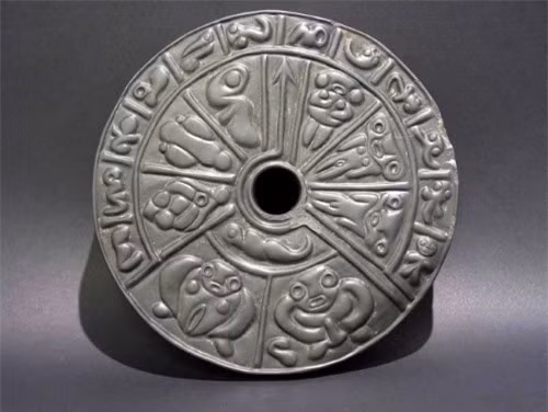  5. Đĩa gene di truyền: Đây là một tác phẩm nghệ thuật miêu tả lại các quá trình mà những nhà khoa học hiện đại chỉ có thể thấy được khi quan sát qua kính hiển vi. Đặc biệt hơn, những hình ảnh trên chiếc đĩa này không hẳn là tả lại sự hình thành phôi người, mà là sự tạo thành một đầu người. Đĩa được tạo từ một loại vật liệu đặc biệt, rất cứng và bền chắc, không ai có thể hiểu được cách sản xuất ra nó, và càng rất khó để đưa ra giả thuyết một xã hội cổ đại nào đã tạo ra và sử dụng nó. 