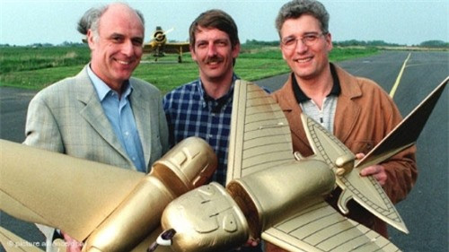 Hai bậc thầy về máy bay của Đức đã dựng lại đúng tỷ lệ của bức tượng và cho nó cất cánh thành công. Ảnh: Andreysklyarov. Thật bất ngờ khi cả hai mô hình dựng lại không chỉ cất cánh thành công, mà còn vẫn tiếp tục bay được ngay khi động cơ đã tắt. 