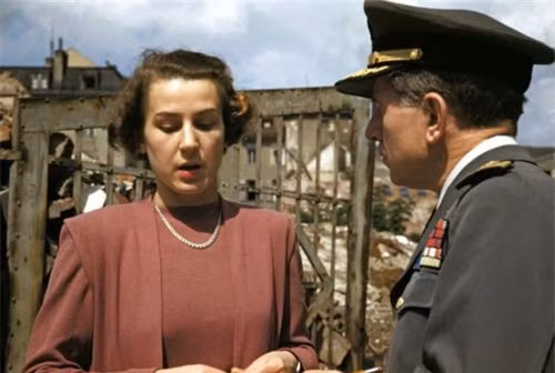 Khoảnh khắc vợ chồng "đồ tể" Hitler kết liễu đời mình trong hầm ngầm ảnh 4