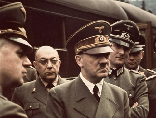 Khoảnh khắc vợ chồng "đồ tể" Hitler kết liễu đời mình trong hầm ngầm ảnh 1