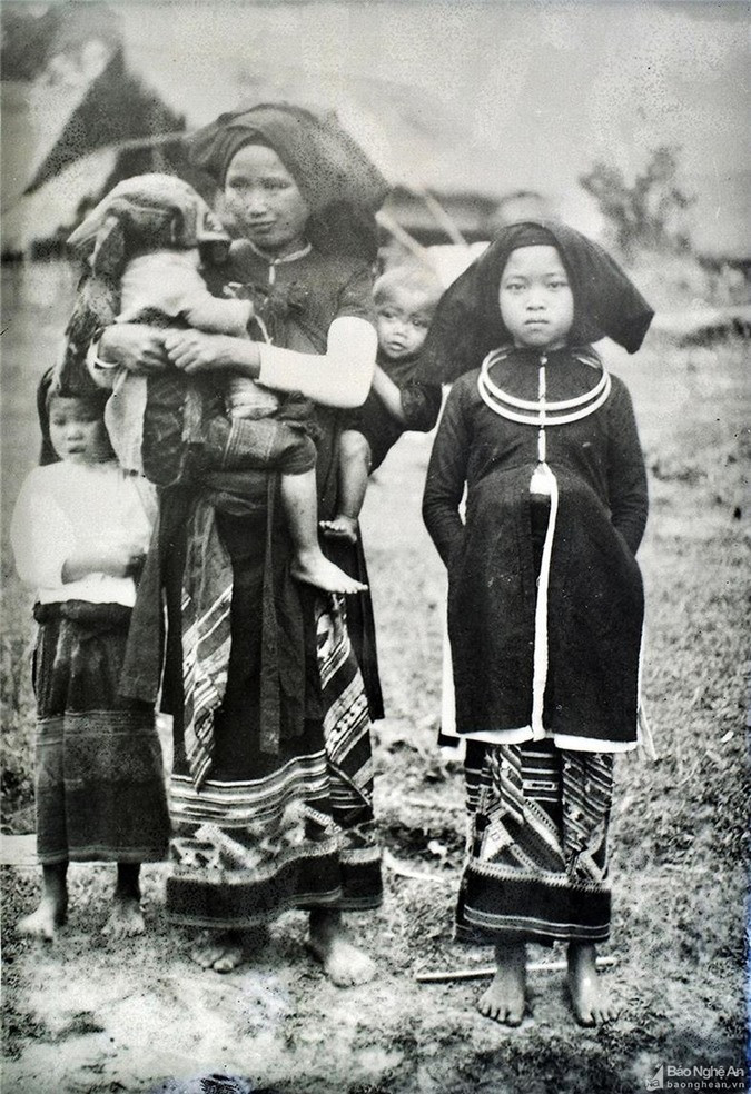 Một bà mẹ cùng 4 đứa con người dân tộc Thái ở Quỳ Châu năm 1929.