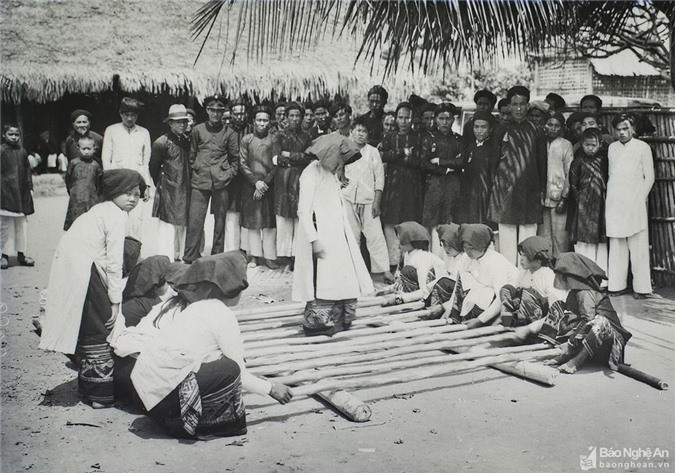 Những cô gái Thái nhảy sạp giới thiệu văn hóa đồng bào dân tộc Thái tại Quỳ Châu.