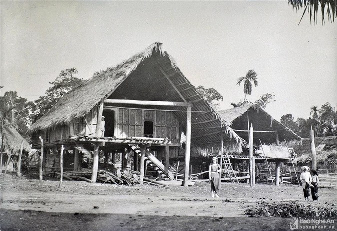 Những ngôi nhà sàn ở Mai Sơn, Tương Dương những năm 1920-1929. 