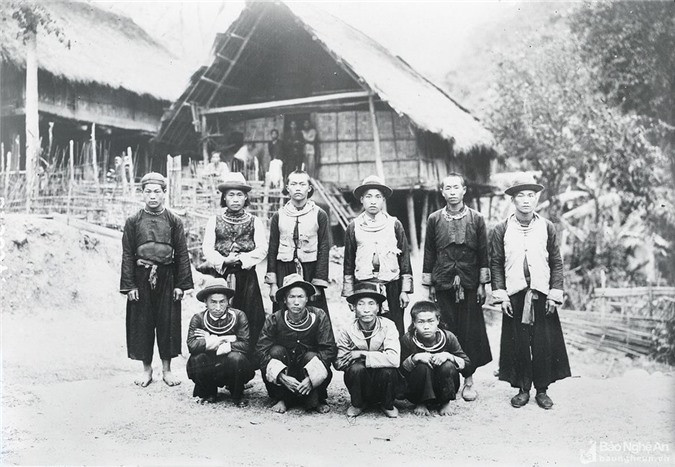 Những chàng trai giàu có ăn vận chỉnh tề, cổ đeo nhiều kiềng bạc ở Mường Típ cách đây một thế kỷ.