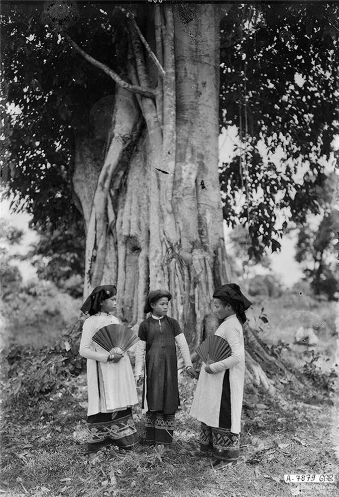 Ba cô gái Kẻ Bọn với trang phục truyền thống đẹp mắt.