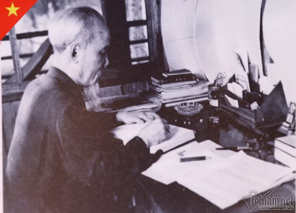 Bác tại phòng làm việc, tầng 2 ngôi nhà sàn - nơi Người viết Tài liệu tuyệt đối bí mật