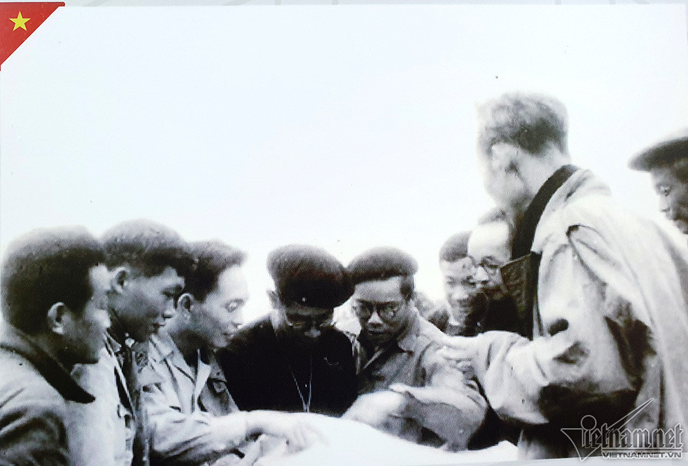 Chủ tịch Hồ Chí Minh nghe Đại tướng Võ Nguyên Giáp báo cáo kế hoạch phá tan âm mưu của Pháp tấn công Việt Bắc trong thu đông năm 1947