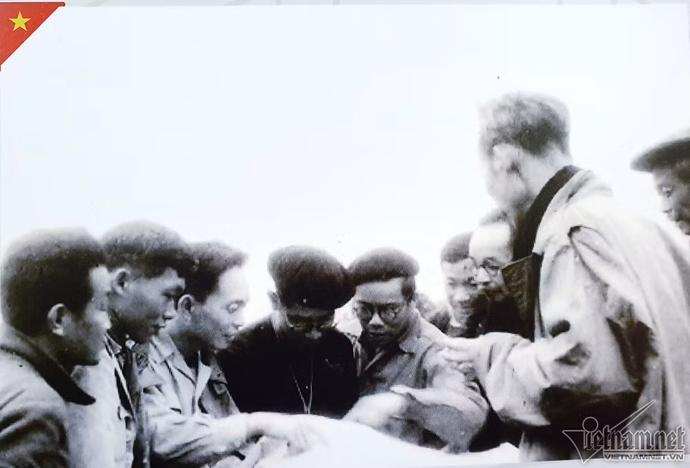 Chủ tịch Hồ Chí Minh nghe Đại tướng Võ Nguyên Giáp báo cáo kế hoạch phá tan âm mưu của Pháp tấn công Việt Bắc trong thu đông năm 1947