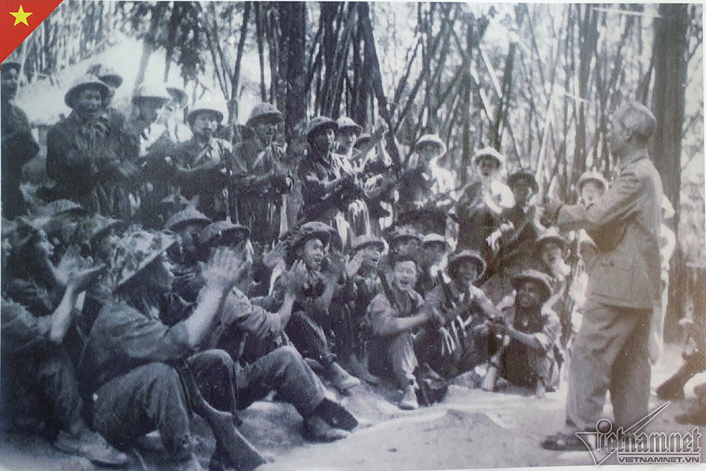  Bác Hồ và cán bộ, chiến sĩ đơn vị 600 tại Nà Đoỏng, Tuyên Quang năm 1953