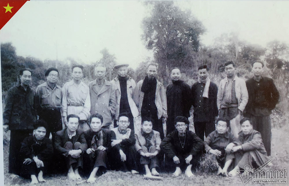 Chủ tịch Hồ Chí Minh và các thành viên Hội đồng Chính phủ năm 1948