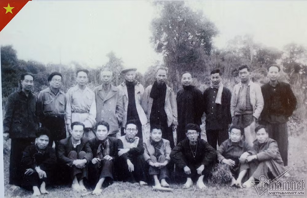 Chủ tịch Hồ Chí Minh và các thành viên Hội đồng Chính phủ năm 1948