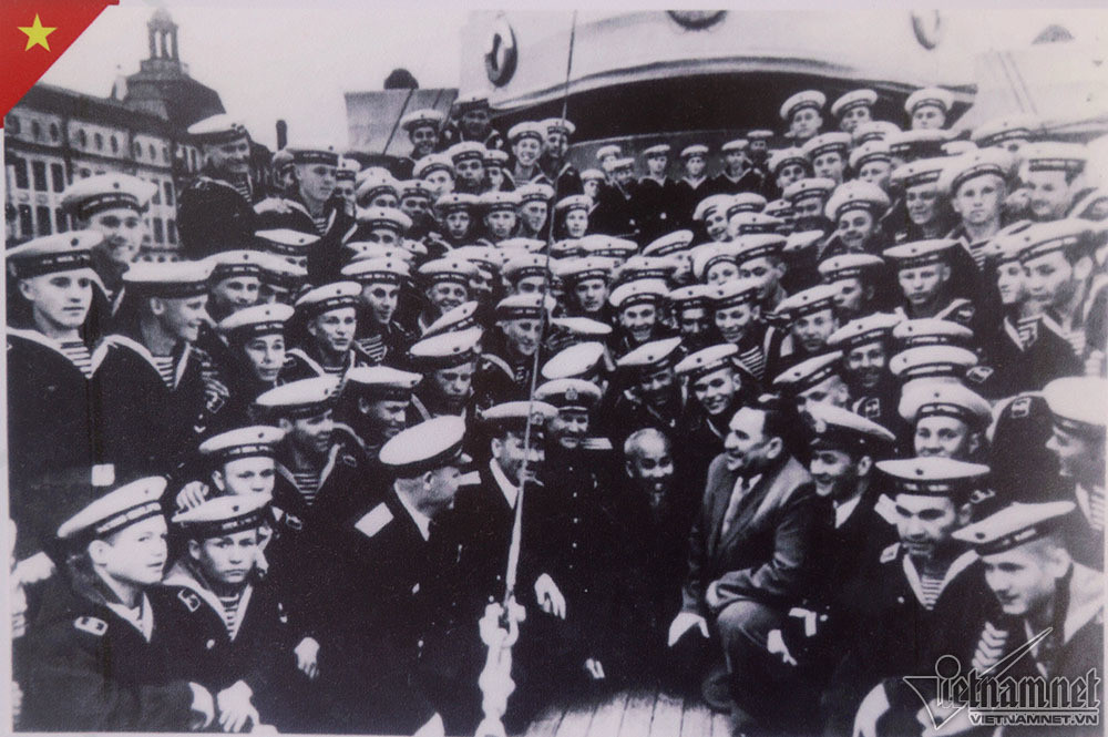 Chủ tịch Hồ Chí Minh và các chiến sĩ hải quân Xô Viết trên chiếm hạm Rạng Đông năm 1957