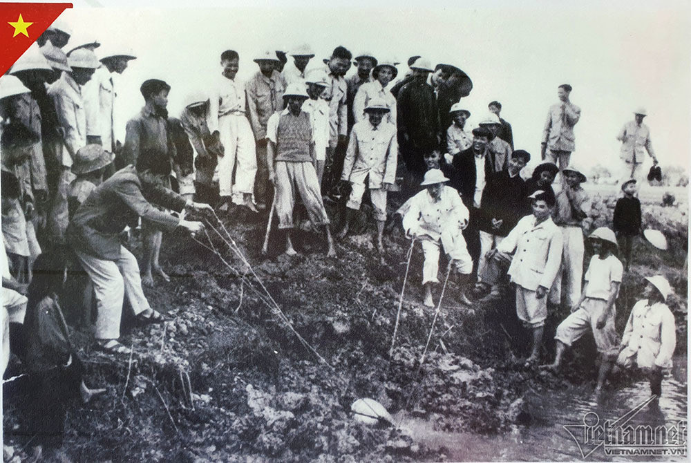 Người tham gia tát nước chống hạn ở cánh đồng Quai Chảo, làng Tó, xã Đại Thanh, huyện Thanh Trì, Hà Nội ngày 12/1/1958